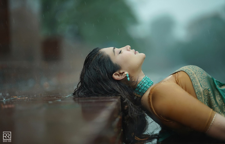 শাড়ির সঙ্গে শর্ষে-হলুদের ব্লাউজের রঙ-সংযোজনে এসেছে একটি জীবন্ত ছোঁয়া, যা মেঘলা দিনের বিপরীতে দিয়েছে এক চমকপ্রদ কনট্রাস্ট।