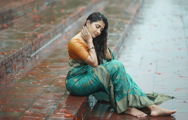 অভিনয়ের পাশাপাশি তার স্টাইল সেন্সও অনুরাগীদের কাছে প্রশংসিত। তবে শাড়িতে যেন একটু বেশি স্নিগ্ধ, একটু বেশি আকর্ষণীয় হয়ে ওঠেন অথৈ।