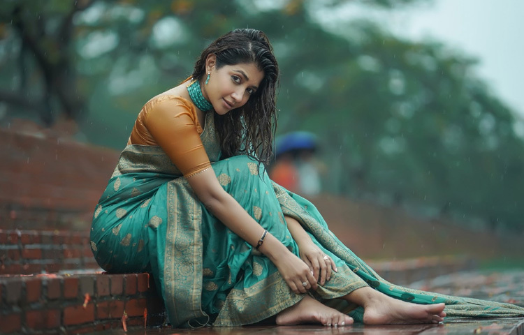 অথৈয়ের এই শাড়ির সাজ শুধু ফ্যাশনের প্রদর্শন নয়, বরং এক শিল্পিত বার্তা নরম আবেগ, নিঃশব্দ সৌন্দর্য আর নারীর আত্মবিশ্বাসের বৃষ্টিস্নাত প্রতিচ্ছবি।