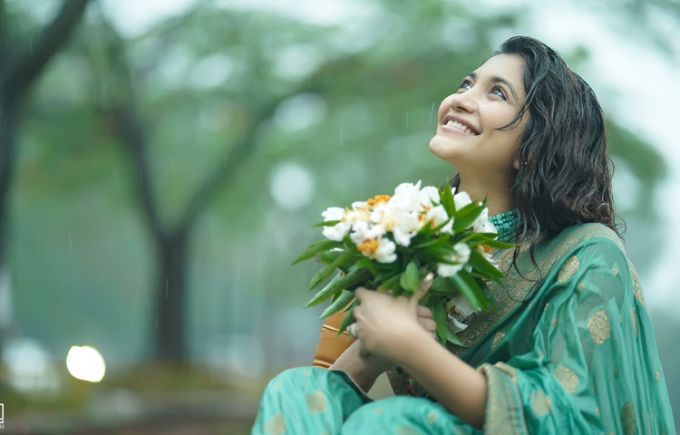 এই বর্ষায় জলছোঁয়া আবেশে মোড়ানো একগুচ্ছ ছবিতে তিনি মেলে ধরেছেন নিজেকে। ছবিগুলোর আবহে রয়েছে বর্ষার কাব্য, সৌন্দর্য আর একরাশ ক্লাসিক আবেদন। যেন এক জলছবির মতো প্রতিটি ফ্রেম।