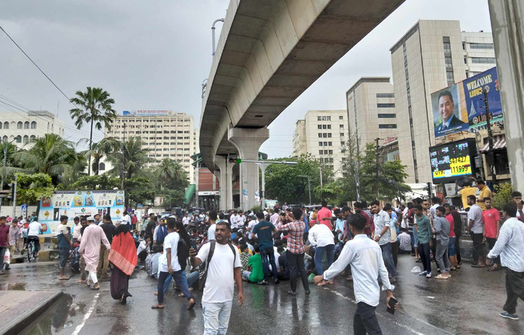 ঢাকা বিশ্ববিদ্যালয়ে (ঢাবি) শিক্ষার্থী শাহরিয়ার আলম সাম্য হত্যার বিচার দাবিতে শাহবাগ মোড় ও হোটেল ইন্টারকন্টিনেন্টাল মোড় অবরোধ করেছে ছাত্রদল। ছবি: বিপ্লব দীক্ষিৎ