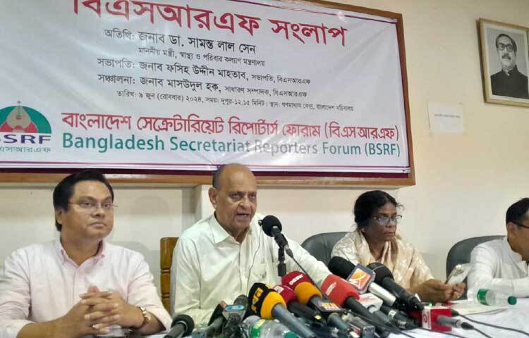 একটি নোটিশকে ঘিরে যেন ঢাকা মেডিকেল কলেজ (ঢামেক) হাসপাতালে সাংবাদিকদের সঙ্গে কোনো বিবাদ না হয় সে বিষয়ে পরিচালককে ডেকে স্পষ্টভাবে জানিয়ে দিয়েছেন স্বাস্থ্য ও পরিবার কল্যাণমন্ত্রী ডা. সামন্ত লাল সেন। ছবি: মাসুদ রানা