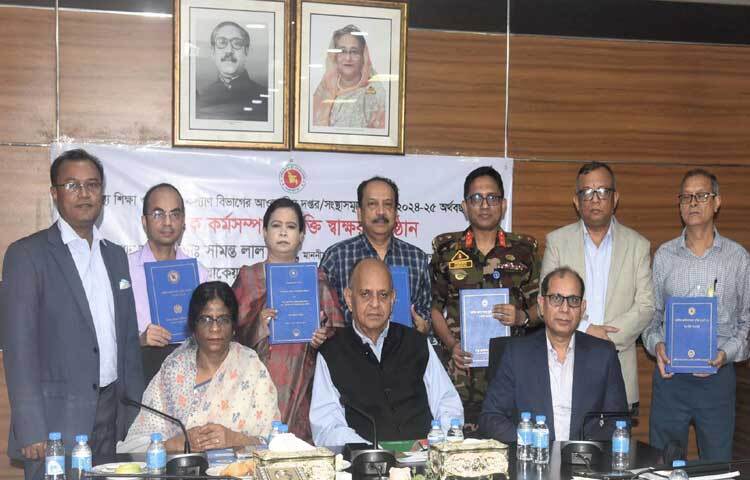 মন্ত্রণালয়ের স্বাস্থ্যসেবা বিভাগ, স্বাস্থ্য শিক্ষা ও পরিবার কল্যাণ বিভাগের দপ্তরসমূহের মধ্যে ২০২৪-২৫ অর্থবছরের বার্ষিক কর্মসম্পাদন চুক্তি অনুষ্ঠানে উপস্থিত ছিলেন মন্ত্রী ডা. সামন্ত লাল সেন ও প্রতিমন্ত্রী ডা. রোকেয়া সুলতানা। ছবি: পিআইডি