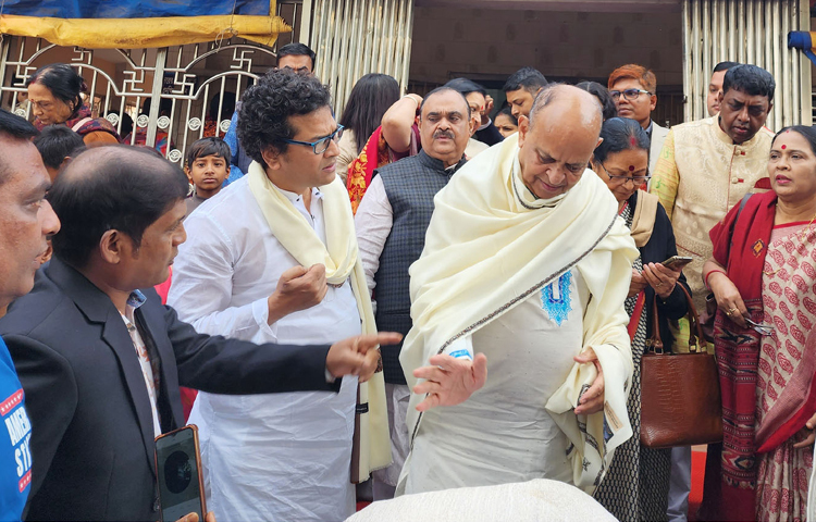 নারায়ণগঞ্জের সোনারগাঁও উপজেলা স্বাস্থ্য কমপ্লেক্স পরিদর্শন করেন স্বাস্থ্য ও পরিবার কল্যাণ মন্ত্রী ডা. সামন্ত লাল সেন। ছবি: পিআইডি