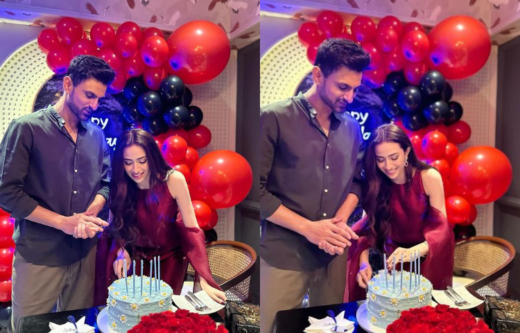 বিয়ের পর এই প্রথম শোয়েব মালিকের সঙ্গে জন্মদিনের কেক কেটেছেন অভিনেত্রী সানা জাভেদ। আর সেই ছবিই শেয়ার করেছেন সামাজিক যোগাযোগ মাধ্যমে। ছবি: ইনস্টাগ্রাম
