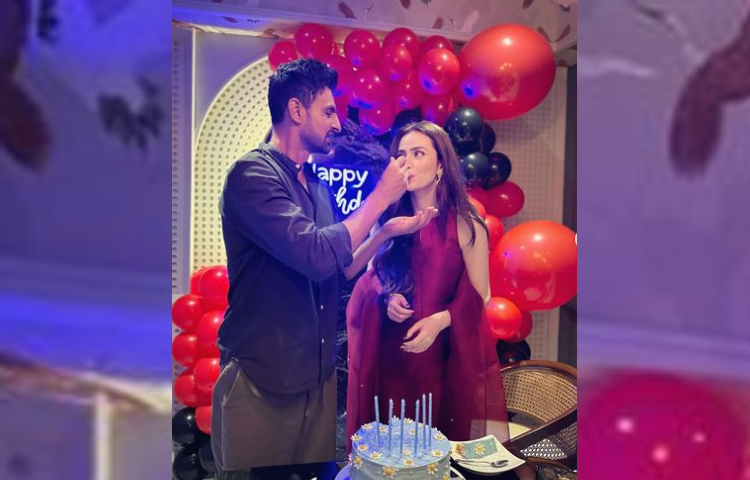 ছবিতে দেখা যায় তৃতীয় স্ত্রী সানা জাভেদকে ভালোবেসে কেক খাইয়ে দিচ্ছেন শোয়েব। ছবি: ইনস্টাগ্রাম