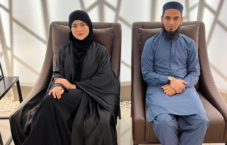 ২০২০ সালের ৮ অক্টোবর সানা ইনস্টাগ্রামে করা একটি পোস্টের মাধ্যমে তার বিনোদন অঙ্গন ত্যাগ করার কথা জানান। একই সঙ্গে তিনি জানান যে, মানবতার সেবা করবেন এবং তার স্রষ্টার আদেশ মেনে চলবেন।ছবি: সংগৃহীত