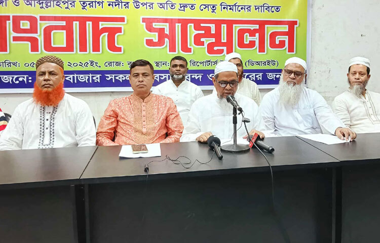 বিআরটি প্রকল্পের কারণে ব্রিজ ভেঙে হয়েছিল টঙ্গী-আব্দুল্লাহপুরের দুটি আরসিসি সেতু। নির্ভরশীল যাতায়াত ব্যবস্থার জায়গায় স্থাপিত হয়েছিল অস্থায়ী বেইলি ব্রিজ। কিন্তু কয়েক মাস আগে একটি ব্রিজ ভেঙে পড়ায় দুর্ভোগ চরমে পৌঁছেছে। জনদুর্ভোগ দূর করতে তুরাগ নদীর ওপর স্থায়ী সেতু নির্মাণের দাবি তুলেছেন উত্তরা ও টঙ্গীবাসী। ছবি: বিপ্লব দীক্ষিৎ