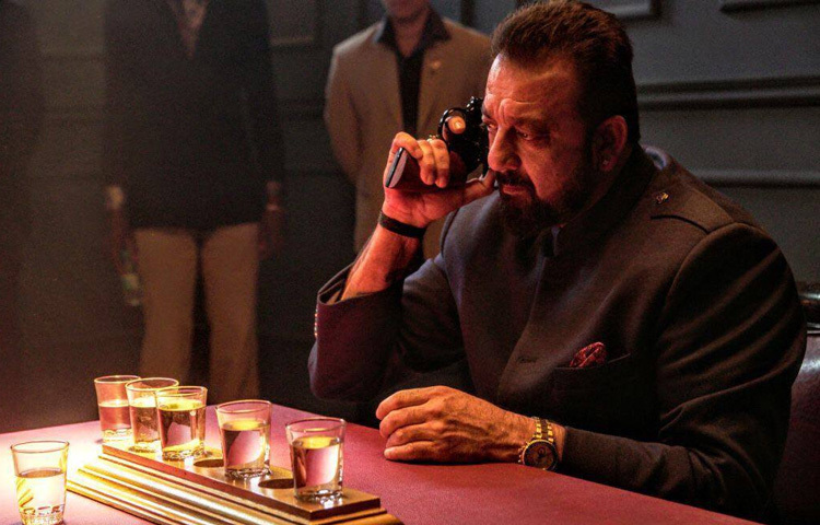 সঞ্জয়ের জীবনে নেশার ছায়া দীর্ঘদিনের সঙ্গে ছিল। বলিউডের দ্রুত গ্ল্যামার আর চাপের মধ্যে অনেক তারকাই একসময় বিভিন্ন ধরনের নেশার শিকার হন। সঞ্জয়ও এর ব্যতিক্রম না।