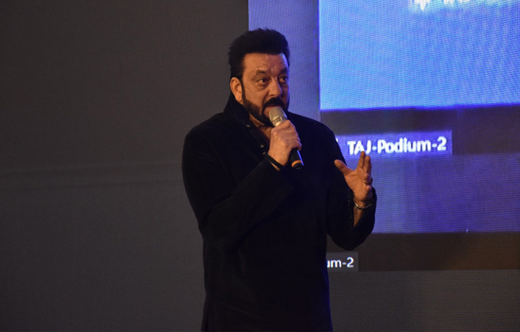 সঞ্জয় দত্তের জীবনের অন্যতম আলোচিত অধ্যায় ছিল তার আইনি ঝামেলা। ১৯৯৩ সালের মুম্বাই বিস্ফোরণের পর সঞ্জয় দত্তের বিরুদ্ধে অস্ত্র সংরক্ষণ ও ব্যবহার সংক্রান্ত অভিযোগ আনা হয়। এই মামলা তাকে দীর্ঘদিন জেলজীবনের মুখোমুখি করায়। জেল জীবনের সেই সময় সঞ্জয়কে অনেক কিছু শিখিয়েছে ধৈর্য, আত্মবিশ্লেষণ এবং জীবন সম্পর্কে নতুন উপলব্ধি।