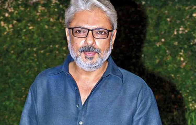 চারপাশে এতটাই সৌন্দর্যের অভাব বোধ করতাম যে সে সময় থেকেই সৌন্দর্যের প্রতি একটা আলাদা ধারণা তৈরি হয়ে গিয়েছিল। সেটাই আমার সিনেমায় প্রতিফলিত হয়। এই যেমন ধরুন আমার সেট ডিজাইনিংয়ে। এত বিশালাকার, ঝকঝকে সেটের ধারণা শৈশবের সেই অভাব বোধ থেকেই তৈরি হয়েছে।