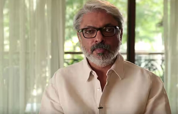 বানসালি বলেছিলেন, খুব ছোট্ট একটা ছাপোষা ঘরে থাকতাম। দেয়ালে তখন রং করানোর মতো টাকাও ছিল না। যেন শ্বাস নিতে সমস্যা হতো। মা খুব ভালো নৃত্যশিল্পী ছিলেন। ওই ছোট ঘরেই মাকে নাচতে দেখতাম। পরার মতো আমাদের কোনো ভালো পোশাক ছিল না।