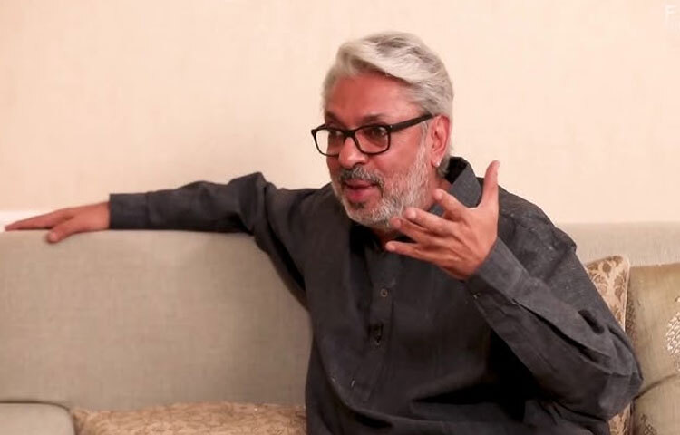 তার ছবিতে এত ঝলমলে সেট কেন থাকে? এমন প্রশ্নের উত্তরে তিনি স্মৃতিচারণা করেছিলেন শৈশবের দুঃখ, বঞ্চনা আর দারিদ্র্যে ভরা জীবনের কথা।