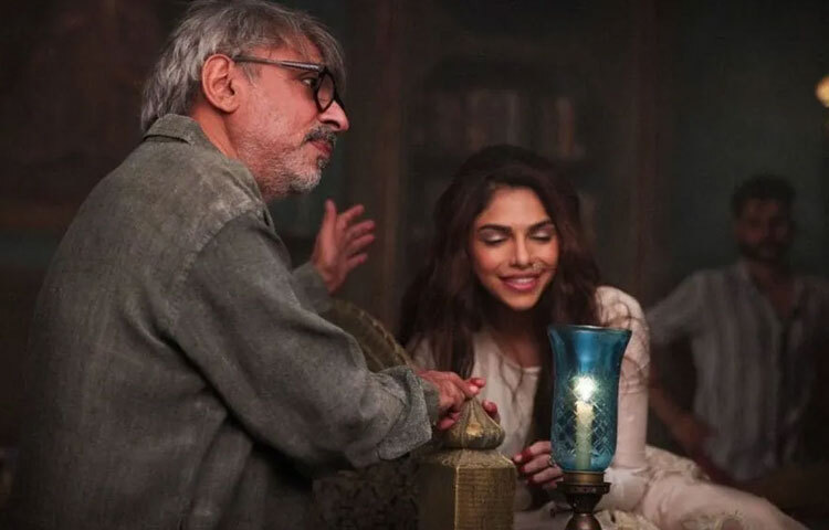 প্রথম ছবি বক্স অফিসে খুব একটা ভালো করেনি। তবে সমালোচকদের প্রশংসা কুড়ায়।