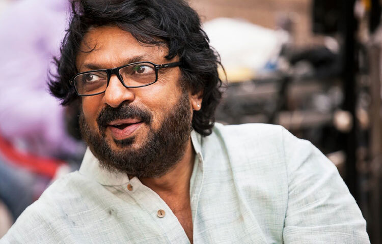 সিনেমা নির্মাণের জন্য ভারতের পুনে ফিল্ম ইনস্টিটিউটে পড়ালেখা করেন বানসালি। রঙিন দুনিয়ায় তার পথচলা শুরু হয় বলিউডের প্রভাবশালী পরিচালক ও প্রযোজক বিধু বিনোদ চোপড়ার সহকারী হিসেবে। কাজ করেন ‘পারিন্দা’ ও ‘১৯৪২: আ লাভ স্টোরি’ সিনেমাতে।