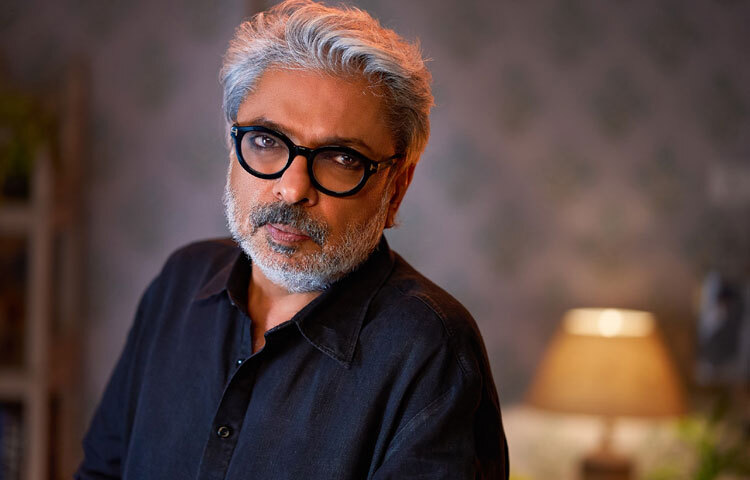 শৈশবে অনেক জিনিস থেকেই বঞ্চিত হয়েছি। আর মন থেকে আমি সব সময়ই একজন চলচ্চিত্র পরিচালক ছিলাম।