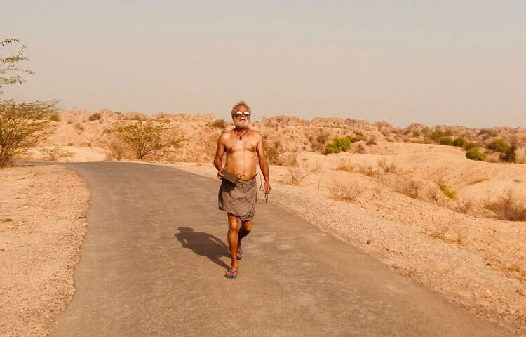 এক সাক্ষাৎকারে বলেছিলেন, ‘শহর আমাকে ক্লান্ত করে দেয়। আমি পাহাড়ের বাতাসে নিঃশ্বাস নিতে চাই, যেখানে অভিনয় নয়, জীবনটাই বাস্তব।’