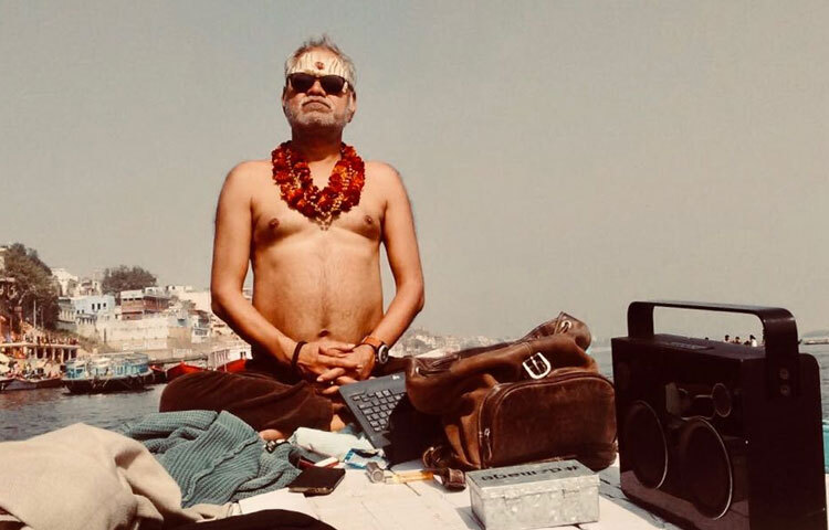 বলিউডে তারকারা সাধারণত প্রচারের আলোয় থাকেন। কিন্তু সঞ্জয় মিশ্র নিজের আলোয় আলাদা। তিনি খুব বেশি মিডিয়া বা সামাজিক মাধ্যমে সক্রিয় নন। গ্রাম্য জীবন, প্রকৃতি, সরলতা-এই জগতে তিনি বেশি স্বচ্ছন্দ।