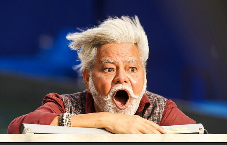 সঞ্জয় মিশ্র নামটি উচ্চারণ করলেই মনে পড়ে যায় সেই মানুষটির কথা, যিনি চরিত্রে ঢুকে যান এমনভাবে যে আমরা তাকে আর ‘অভিনেতা’ নয়, চরিত্র হিসেবেই দেখি। হোক তা ‘আঙ্কেল’ সিনেমার নিঃসঙ্গ বৃদ্ধ বাবু, ‘মসান’ এর যন্ত্রণাময় পিতা, কিংবা ‘গোলমাল’ এর হাস্যকর কিন্তু প্রাণবন্ত চরিত্র-প্রতিটি ভূমিকাতেই তিনি যেন নতুনভাবে জন্ম নেন।