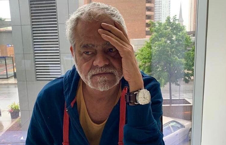 ১৯৬৩ সালের এই দিনে ভারতের বিহারের দরভাঙ্গায় সাধারণ এক মধ্যবিত্ত পরিবারে তার জন্ম। তার বাবা ছিলেন তথ্য ও সম্প্রচার মন্ত্রণালয়ের কর্মচারী, যিনি চাইতেন ছেলে স্থায়ী চাকরি করুক।