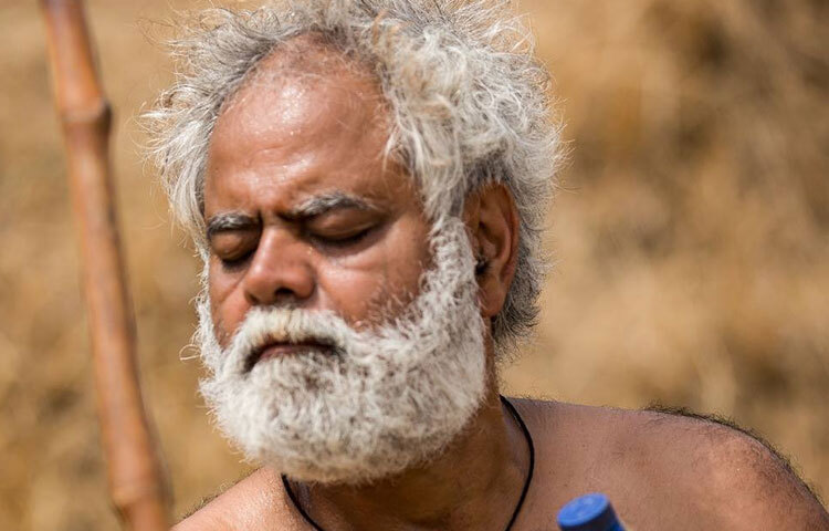 সঞ্জয় মিশ্রর অভিনয়ের এক বিশেষ দিক হলো তার স্বাভাবিকতা। তার মুখে সংলাপ যেন কখনোই লেখা স্ক্রিপ্ট থেকে নয়, জীবনের অভিজ্ঞতা থেকে আসে। তিনি এমনভাবে হাসান, যে তার ভেতরেও একরকম বেদনা লুকিয়ে থাকে।