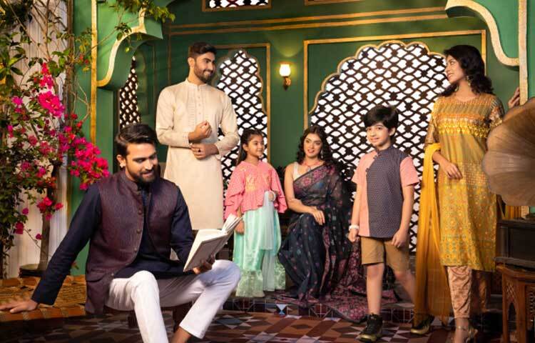 আভিজাত্যের ছোঁয়ায় ‘সারা’ লাইফস্টাইল নিয়ে এসেছে এবারের ঈদুল আজহার সংগ্রহ। বরাবরের মতোই বৈচিত্র্যময় ডিজাইন ও মোটিফ-প্যাটার্ন আর স্টাইলে ভিন্নতা সারার পোশাককে করেছে অন্যদের চেয়ে আলাদা। ছবি: সারার সৌজন্য