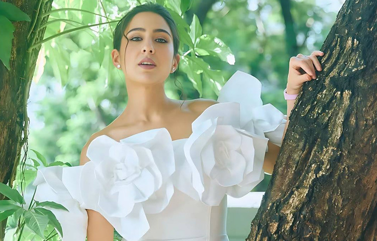 স্নিগ্ধ সাজের প্রতি সারার ভালোবাসা নতুন কিছু নয়। এই লুকেও অভিনেত্রী বেছে নিয়েছেন ন্যুড লিপস্টিক, হালকা কাজল আর বেঁধে রাখা চুলের অনবদ্য স্টাইল।