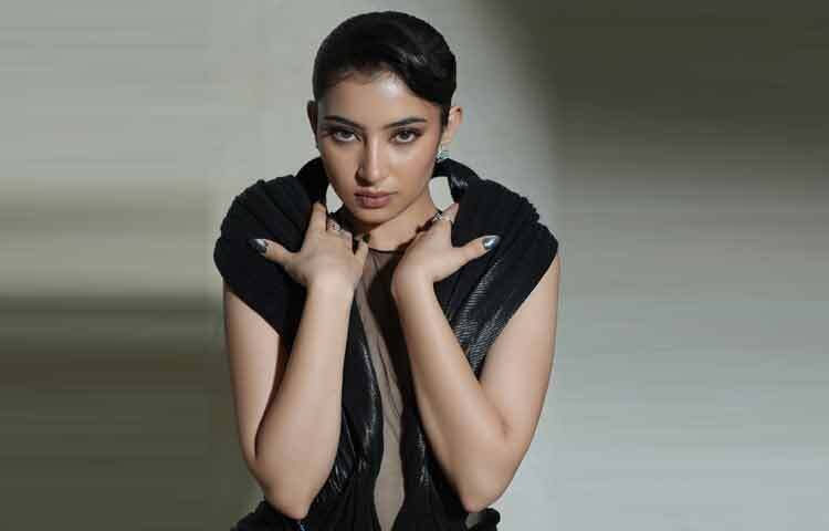 স্টাইলিংও সচেতনভাবে সংযত। ভারী নেকলেস নেই, কানে ছোট জ্যামিতিক ঝুমকা; হাতে মিনিমাল রিং। চুল আঁটসাঁট করে বাঁধা, নেই কোনো উড়ন্ত অবহেলা।