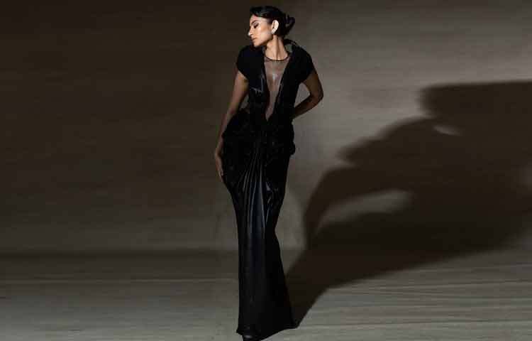 কালো গাউনের ভাঁজে ভাঁজে ধরা পড়ছে তার পরিণত আত্মবিশ্বাস, আলো-ছায়ার খেলায় প্রকাশ পাচ্ছে নিজের শর্তে দৃশ্যমান হওয়ার সাহস। এই উপস্থিতি কোনো তাড়াহুড়োর ঘোষণা নয়; বরং সময় নিয়ে গড়ে ওঠা এক রূপান্তরের নিঃশব্দ স্বাক্ষর।