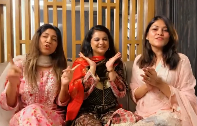 একটি ভিডিওতে দেখা গেছে উপস্থাপিকা সারা ফাইরোজ জায়মা ও অভিনেত্রী জান্নাতুল ফেরদৌস পিয়া জন্মদিনের উইশ করছেন ফারিয়াকে। ছবি: ফেসবুক থেকে