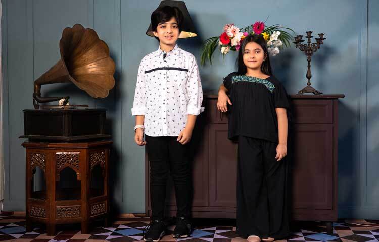 ছেলে শিশুদের জন্য সারায় থাকছে পাঞ্জাবী, পায়জামা, শার্ট, শার্ট-প্যান্ট সেট, টি শার্ট, পোলো শার্ট, নিমা সেট, কাতুয়া, ডেনিম প্যান্ট ইত্যাদি। আর মেয়ে শিশুদের জন্য থাকছে কুর্তি, ফ্রক সেট, থ্রি পিস, এথনিক থ্রি পিস ও টু পিস, লেহেঙ্গা, ফ্যাশন টপস, জাম্পস্যুট, নিমা সেট, সিঙ্গেল ফ্রক, ডুঙ্গারি, পোলো শার্ট, টি শার্ট, পার্টি ফ্রক, গার্লসপ্যান্ট ইত্যাদি। ছবি: সারার সৌজন্য