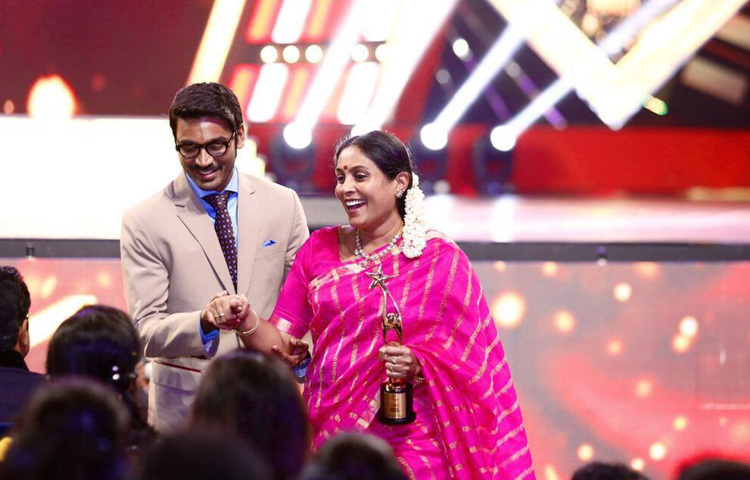 ২০১০ সালে ‘থেনমের্কু পারুভাকাত্রু’ সিনেমায় এক গরিব গৃহবধূ এবং ত্যাগী মায়ের চরিত্রে অভিনয়ের জন্য তিনি জাতীয় চলচ্চিত্র পুরস্কার পান।