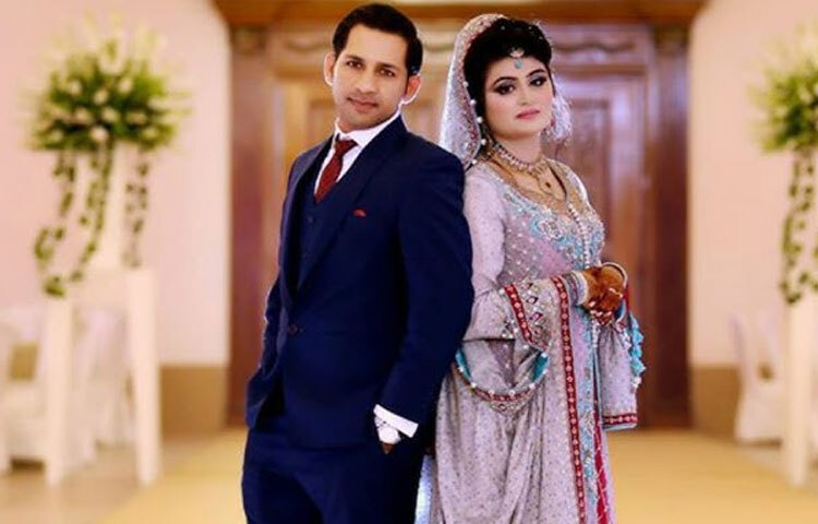 সারফরাজ আহমেদ: ক্রিকেটার সারফরাজ আহমেদ মাঠে যতটা সিরিয়াস, পারিবারিক জীবনে ততটাই আবেগপ্রবণ। স্ত্রী মুনিবা মাযার সবসময় তার পাশে থেকেছেন নিঃশব্দে। মুনিবার ফ্যাশন সাদামাটা হলেও অনিন্দ্য সুন্দর।