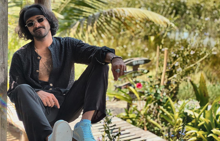 ছাপোষা শার্ট, ন্যাচারাল টোনের ট্রাউজার কিংবা ঢিলেঢালা কুর্তা-সবকিছুতেই যেন লুকিয়ে থাকে রাজের এক ধরনের আত্মবিশ্বাসী অনাড়ম্বরতা।