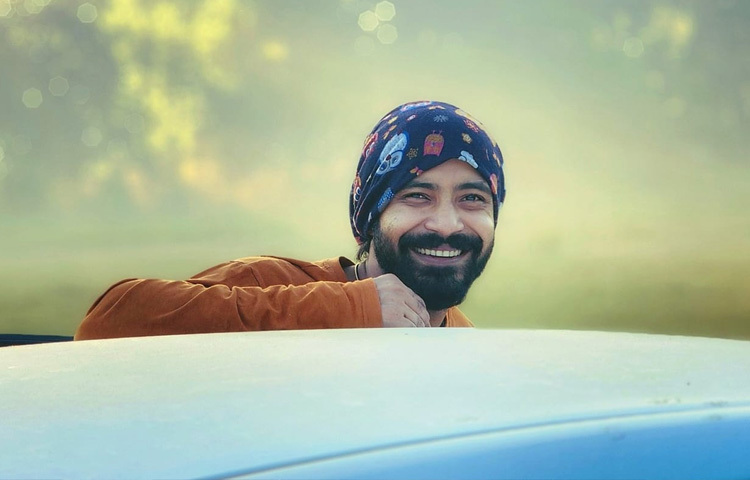 তিনি এমন পোশাক পরেন, যেগুলো তার ব্যক্তিত্বের সঙ্গে যায়। কখনো সাদা কুর্তা, কখনো অফ-হোয়াইট বা প্যাস্টেল রঙের পাঞ্জাবি, আবার কখনো টিশার্টের উপর ক্যাজুয়াল জ্যাকেট-সবমিলিয়ে তার স্টাইল ফর্মুলা একটাই: ‘বি রিয়েল, বি রিলেভেন্ট’।