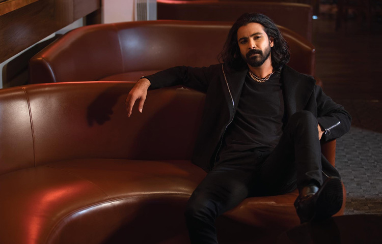 একজন অভিনেতা হিসেবে রাজ যেভাবে প্রতিটি চরিত্রে ভিন্ন ভিন্ন শেড ফুটিয়ে তোলেন, ঠিক তেমনিভাবে তার ফ্যাশন সেন্সও সময়, প্রেক্ষাপট আর মুডের সঙ্গে বদলায়।