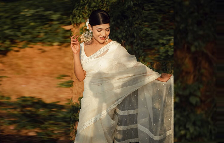 ক্যামেরার সামনে তিনি যেন এক অনন্য রূপে হাজির হয়েছেন, যা এক নজরে দর্শকদের মনোযোগ আকর্ষণ করেছে।