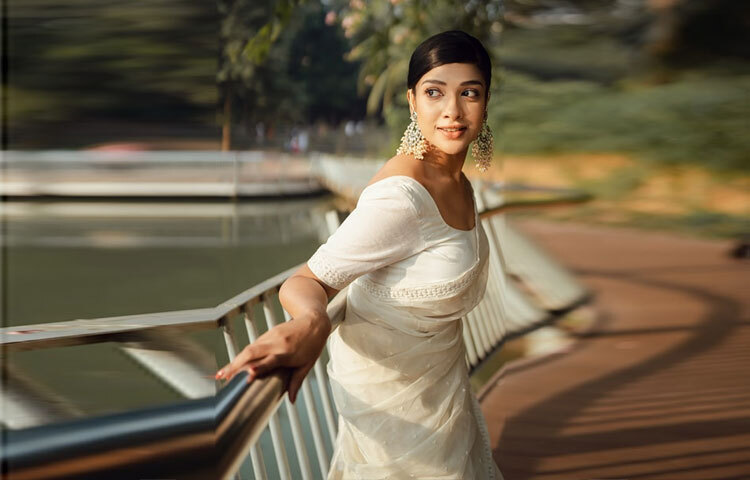 সম্প্রতি তার শেয়ার করা সাদা শাড়িতে মায়াবী লুকের সঙ্গে তার কোমল হাসি ভক্তদের মন কেড়ে নিয়েছে।