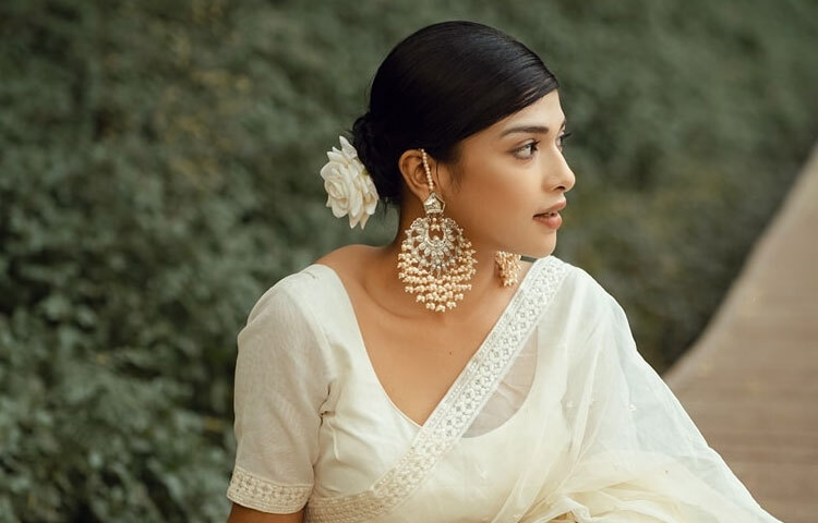 বাধা চুল আর হালকা সাজে অপরূপ লাগছে তাকে।