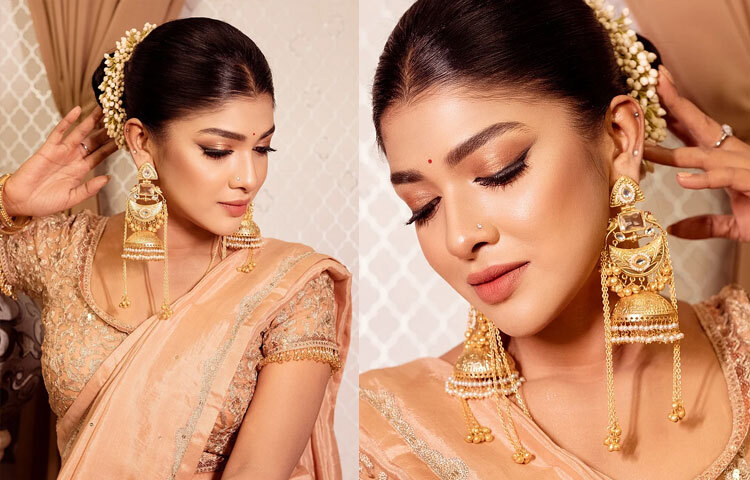 হাতে হালকা চুড়ি ও আংটির সঙ্গে মানানসই স্টেটমেন্ট ঝুমকা পুরো সাজে দিয়েছে ভারসাম্য। মেকআপেও ছিল সফট গ্ল্যামের ছাপ-চোখে ড্রামাটিক আইলাইনার, ছোট লাল টিপ আর ন্যুড লিপস্টিক সারিকাকে করেছে মোহনীয়।