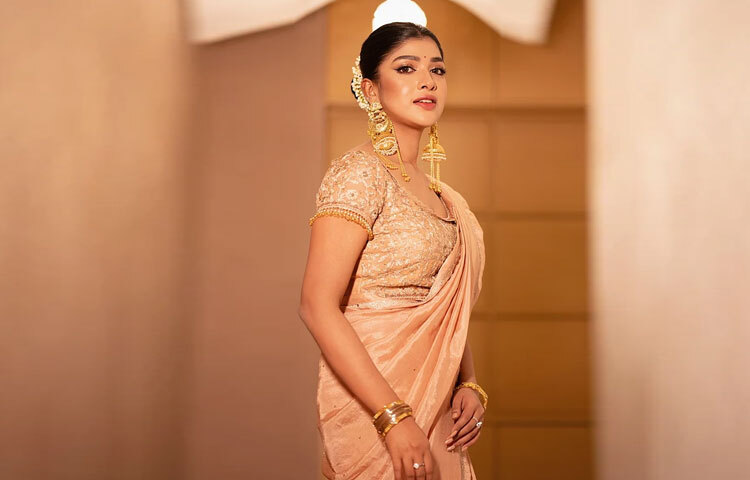 সব মিলিয়ে, সোনালি কারুকাজের শাড়ি-ব্লাউজ, অনন্য গয়না আর স্বতঃস্ফূর্ত সফট গ্ল্যাম মেকওভারের সমন্বয়ে সারিকা সাবাহর এই গোল্ডেন টাচ লুক ভক্তদের মুগ্ধ করেছে।