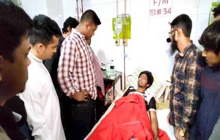 গাজীপুরে সাবেক মুক্তিযুদ্ধবিষয়ক মন্ত্রী আ ক ম মোজাম্মেল হকের বাড়িতে হামলায় আহতদের দেখতে হাসপাতালে গেছেন বৈষম্যবিরোধী ছাত্র আন্দোলনের আহ্বায়ক হাসনাত আবদুল্লাহ ও জাতীয় নাগরিক কমিটির মুখ্য সংগঠক সারজিস আলম। ছবি: আমিনুল ইসলাম