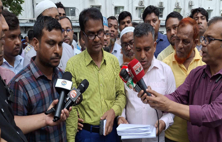 ‘সরকারি চাকরি (সংশোধন) অধ্যাদেশ, ২০২৫’ বাতিলের দাবিতে রোববারও সচিবালয়ে বিক্ষোভ করেছেন কর্মচারীরা। বিক্ষোভ শেষে তারা তিনজন উপদেষ্টার কাছে অধ্যাদেশ বাতিলের দাবিতে স্মারকলিপি দিয়েছেন। ছবি: মাসুদ রানা