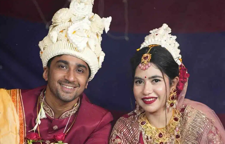 ৭ ডিসেম্বর বিয়ে করেছেন তরুণ অভিনেতা শাশ্বত দত্ত। কনে সুপ্রিয়া ঘোষ। তারা বিয়ের আনুষ্ঠানিকতা সেরেছেন বরিশালের একটি কমিউনিটি সেন্টারে। ছবি: সংগৃহীত