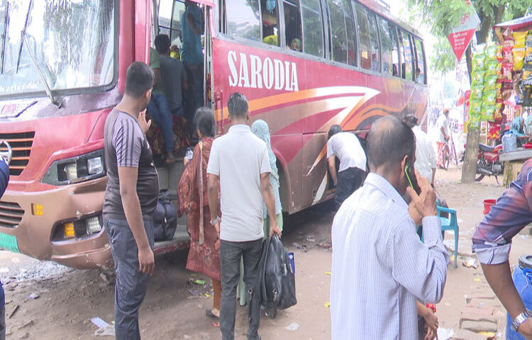 ঈদুল আজহার ছুটি শেষে কর্মস্থলে ফিরতে চরম দুর্ভোগে পড়েছেন সাতক্ষীরার ঢাকামুখী যাত্রীরা। সড়কই একমাত্র যোগাযোগ মাধ্যম হওয়ায় চাহিদার তুলনায় বাস সংকট দেখা দিয়েছে। বাড়তি ভাড়া দিয়েও টিকিট মিলছে না বলে অভিযোগ যাত্রীদের। ছবি: আহসানুর রহমান রাজীব