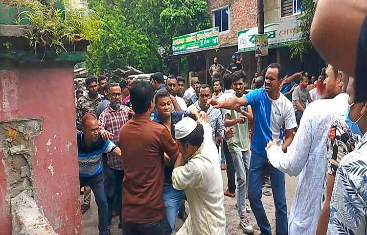 সাতক্ষীরা প্রেস ক্লাবে বিবদমান দ্বন্দ্বে দুই গ্রুপের মারামারির ঘটনায় অন্তত ১০ জন আহত হয়েছেন। দুপুর সাড়ে ১২টার দিকে এ ঘটনা ঘটে। ছবি: আহসানুর রহমান রাজীব