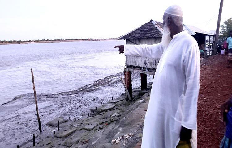 সাতক্ষীরার শ্যামনগরে খোলপেটুয়া নদীর প্রায় ৪০০ ফুট চর দেবে গিয়ে ভাঙন আতঙ্ক দেখা দিয়েছে। এতে বসতভিটা, জমি ও জীবিকা হারানোর শঙ্কায় দিন কাটছে অন্তত সাড়ে ৩০০ পরিবার। ছবি: আহসানুর রহমান রাজীব