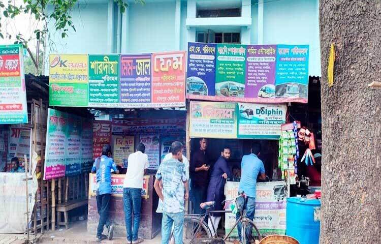 ঈদের ছুটি শেষে কর্মস্থল ঢাকাসহ দেশের বিভিন্ন এলাকায় ফিরতে শুরু করেছেন সাতক্ষীরার মানুষ। তবে ট্রেন ও নৌপথের সুবিধা না থাকায় পুরো চাপ এখন সড়কপথে। এতে চরম ভোগান্তিতে পড়েছেন যাত্রীরা।