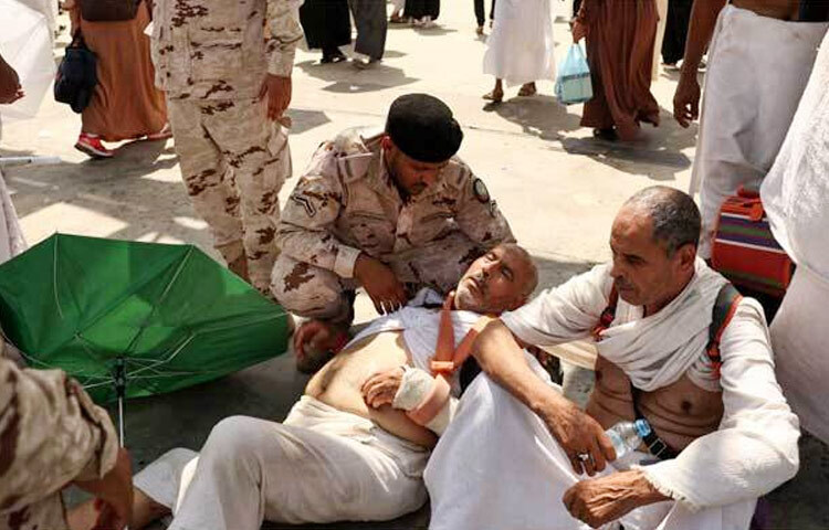 তীব্র তাপপ্রবাহে চলতি বছর এখন পর্যন্ত ৯২২ জন হজযাত্রীর মৃত্যু হয়েছে। বুধবার অনেক হজযাত্রীই নিখোঁজ হওয়ায় তাদের পরিবারের সদস্য এবং স্বজনরা উদ্বিগ্ন হয়ে পড়েন। এবারের হজের সময় প্রচণ্ড তাপপ্রবাহে বিপর্যস্ত হয়ে পড়েছেন সৌদিতে অবস্থানরত বিভিন্ন দেশের হজযাত্রীরা। এএফপির প্রতিবেদনে বলা হয়, সৌদি আরবে নিযুক্ত মিশরের কর্মকর্তারা জানিয়েছেন, তাদের এক হাজার ৪০০ হজযাত্রী নিখোঁজ হয়েছে। পরবর্তীতে ৬০০ জনের মৃত্যুর বিষয়টি নিশ্চিত হওয়া গেছে। ছবি- এএফপি