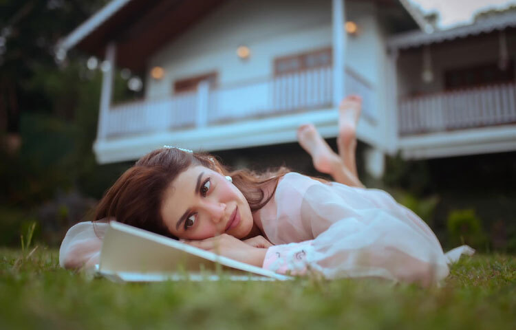 ফলোয়ারদের কাছে তিনি শুধু একজন অভিনেত্রী নন, বরং ট্রেন্ডসেটারও।